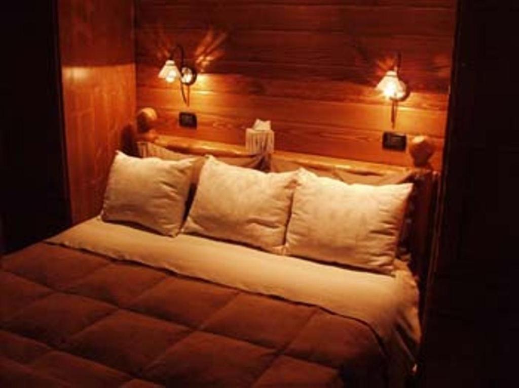 Maison Sam' Suffy Challand Saint Victor Room photo